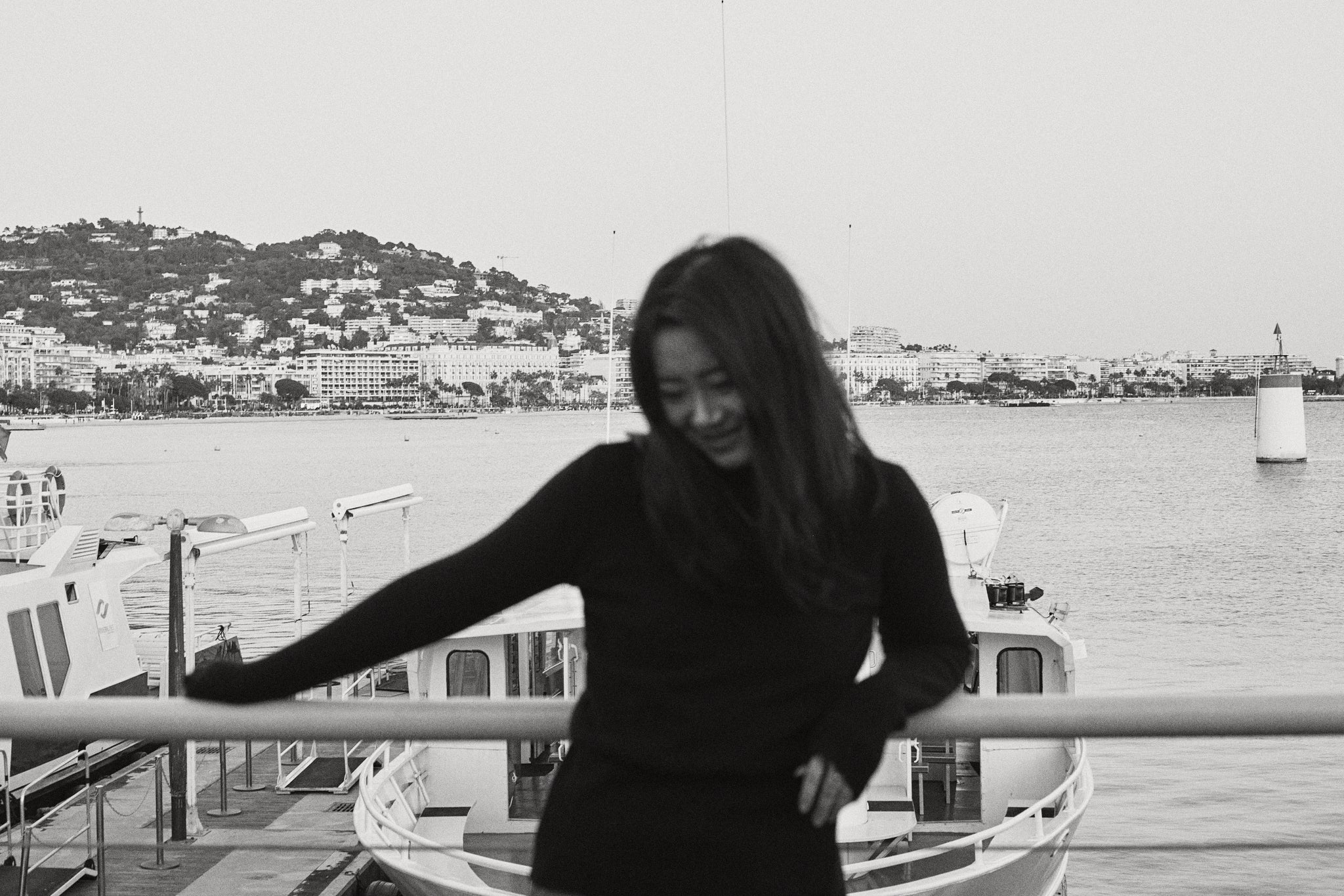 Portrait en noir et blanc sur la baie de cannes