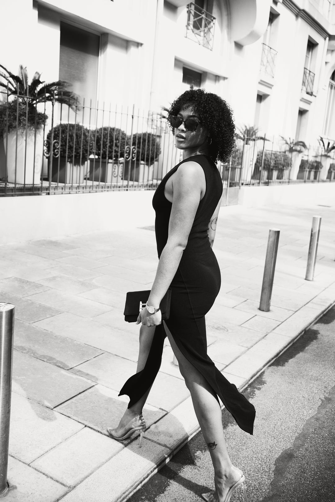 Portrait en robe noir sur la croisette